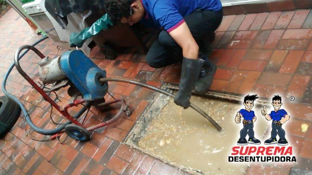 Técnico da Suprema desentupindo vaso sanitário em atendimento residencial em Curitiba na região do Opera de Arame em Curitiba